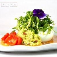 BURRATA CON TOMATES CHERRY, GUACAMOLE Y VINAGRETA DE FRUTOS SECOS