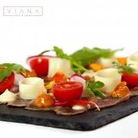 CARPACCIO DE PRESA IBÉRICA CON LÁMINAS DE PROVOLONE