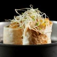ROLL-ON DE MANGO, MANZANA Y PEPINO CON MOSTAZA DE MIEL Y ALFALFA