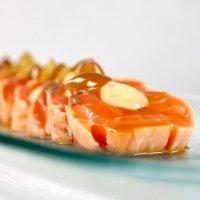 TATAKI DE SALMON MARINADO CON MAYONESA DE KIMCHI, PISTACHO Y REDUCCION DE WASABI DE MIEL