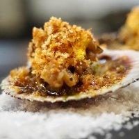 ZAMBURIÑAS CON PISTO DE VERDURAS, MAYONESA DE AZAFRÁN Y CRUJIENTE DE PAN DE AJADA DE PIMENTÓN